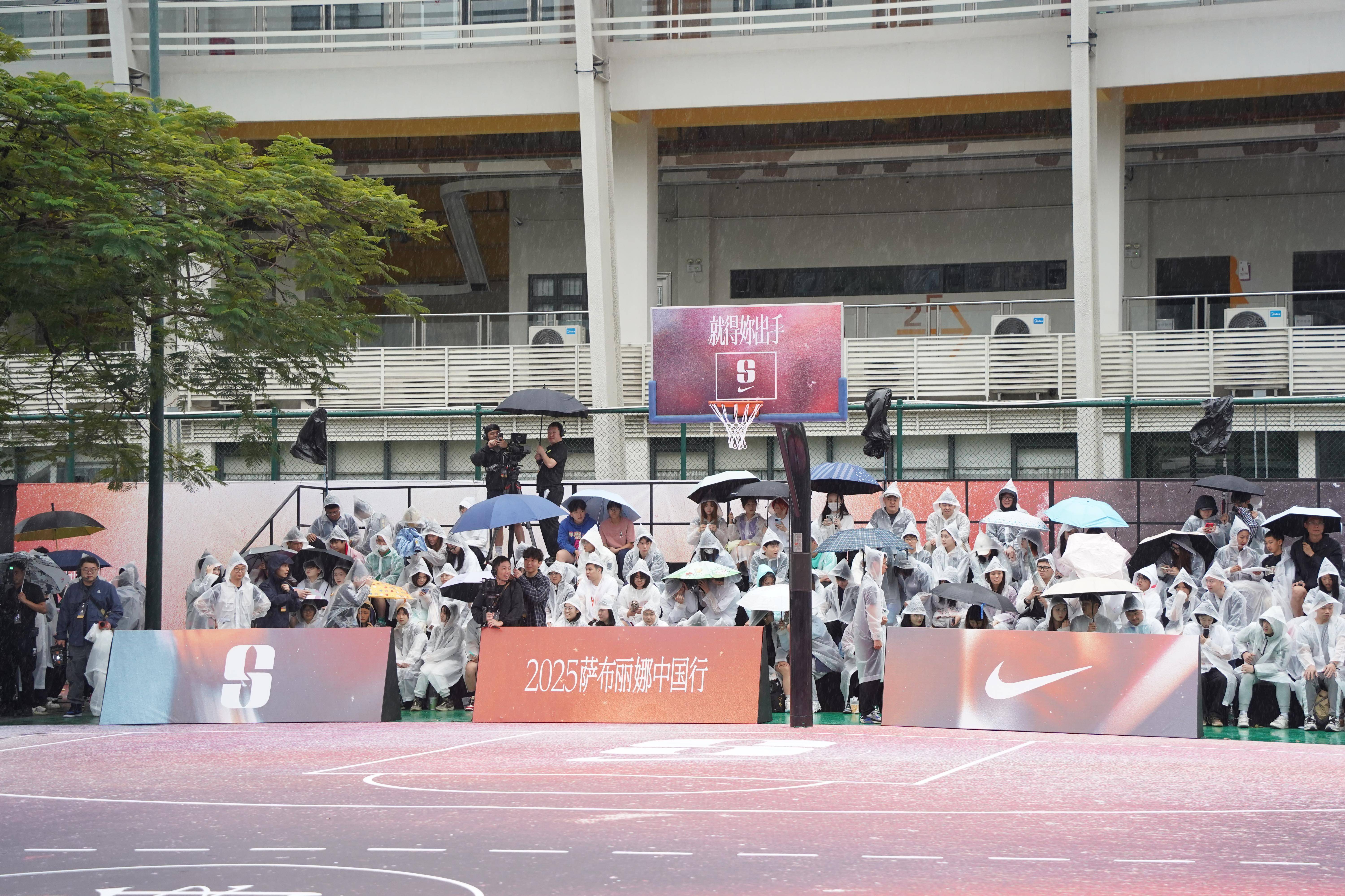 NBA历史巨星现身球场，深情挥手致谢