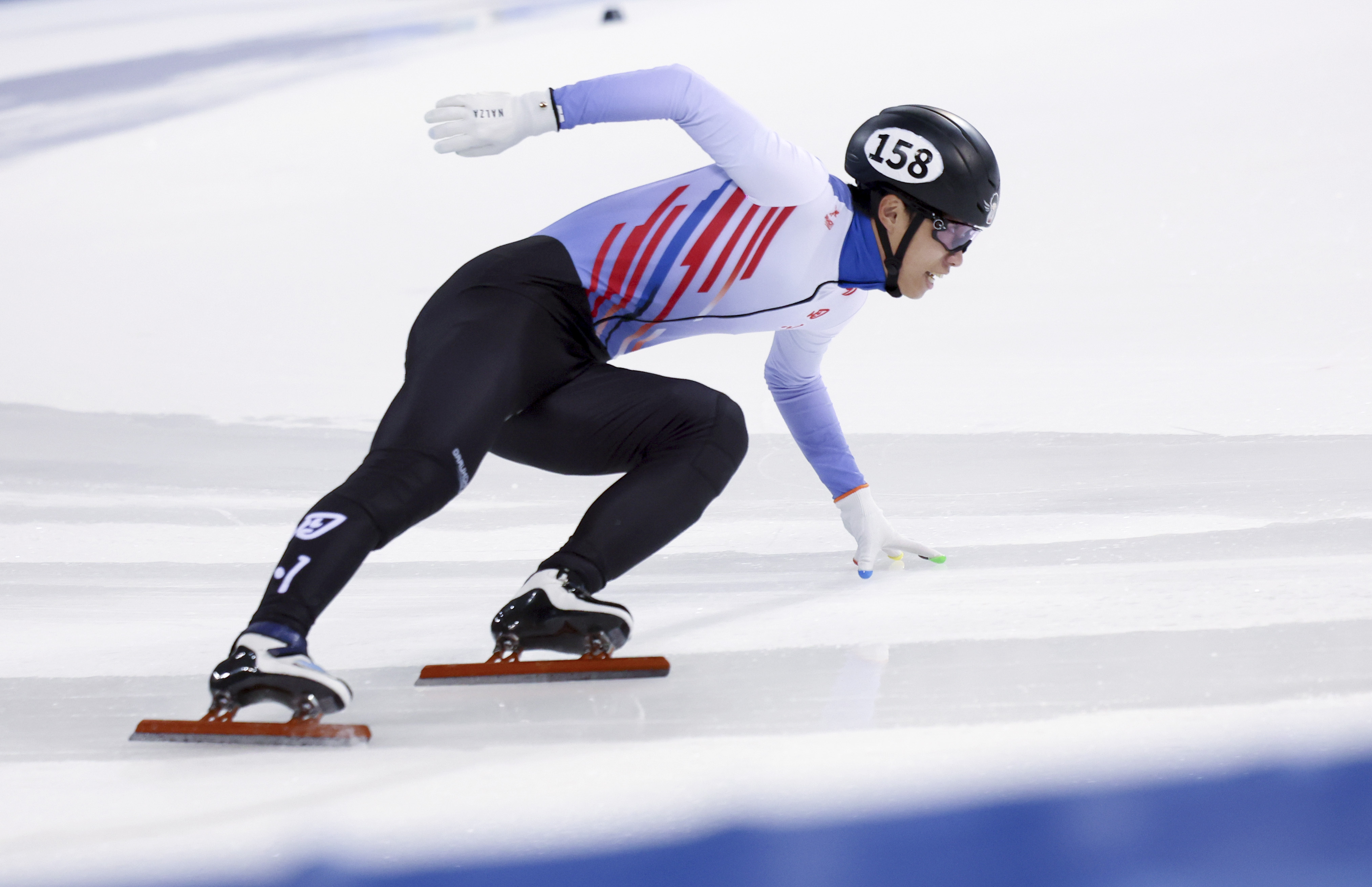 短道速滑男子1500米中国选手夺得亚军，为国争光