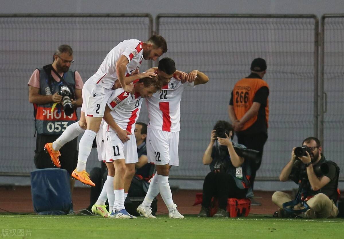 关于精彩对攻战局，两队势均力敌争夺胜利的信息