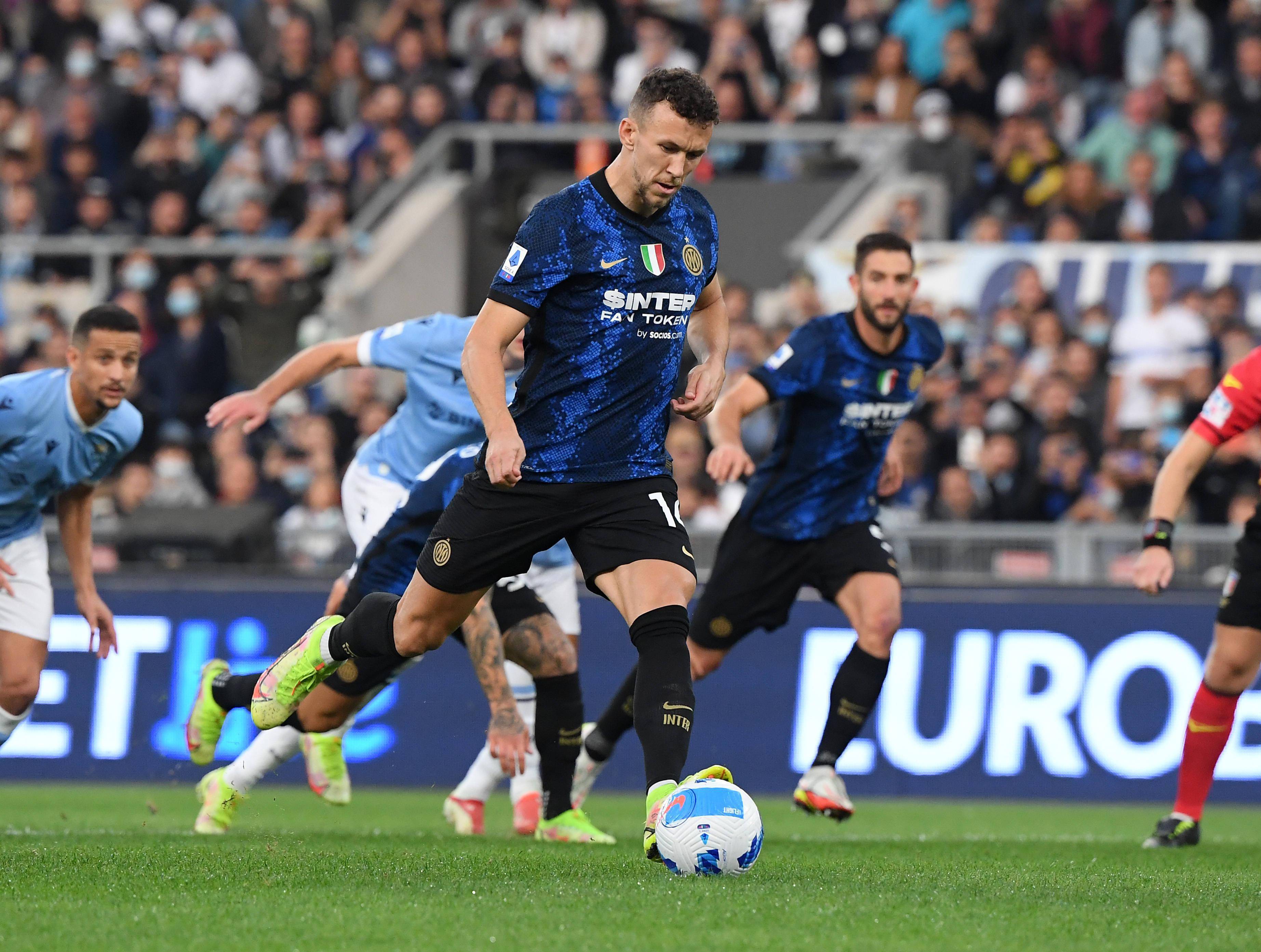 乐鱼在线娱乐-意甲联赛球员们在场上大秀绝技