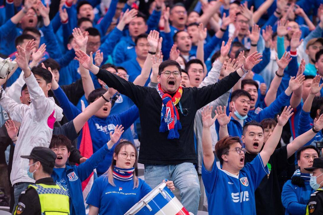 精彩绝伦的比赛过后，全场球迷热血沸腾