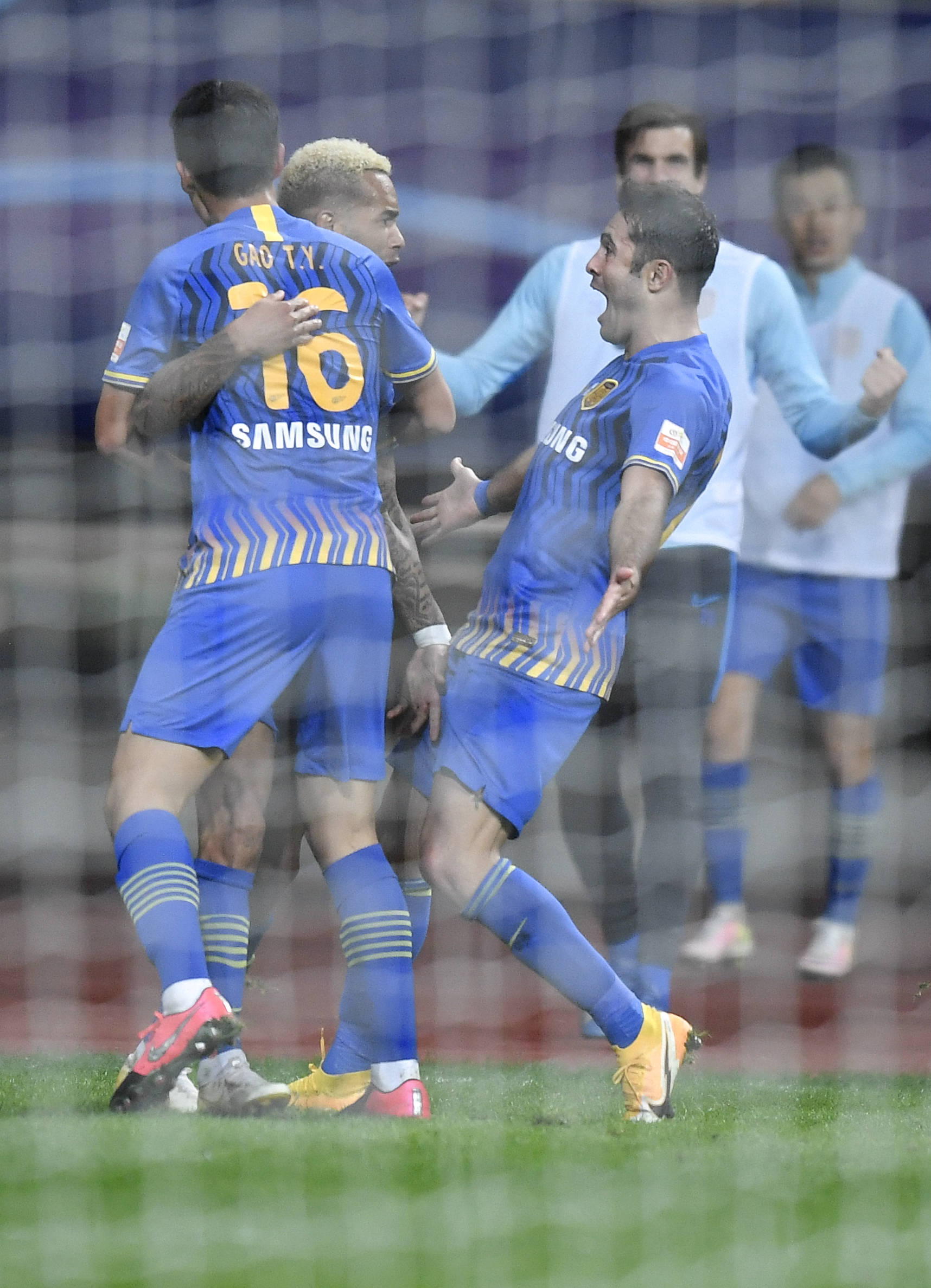 乐鱼官方网站-关于江苏苏宁主场战胜大连一方，积分超越上港的信息