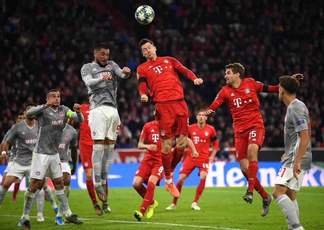 巴萨完胜那不勒斯，穆勒绝境逆转