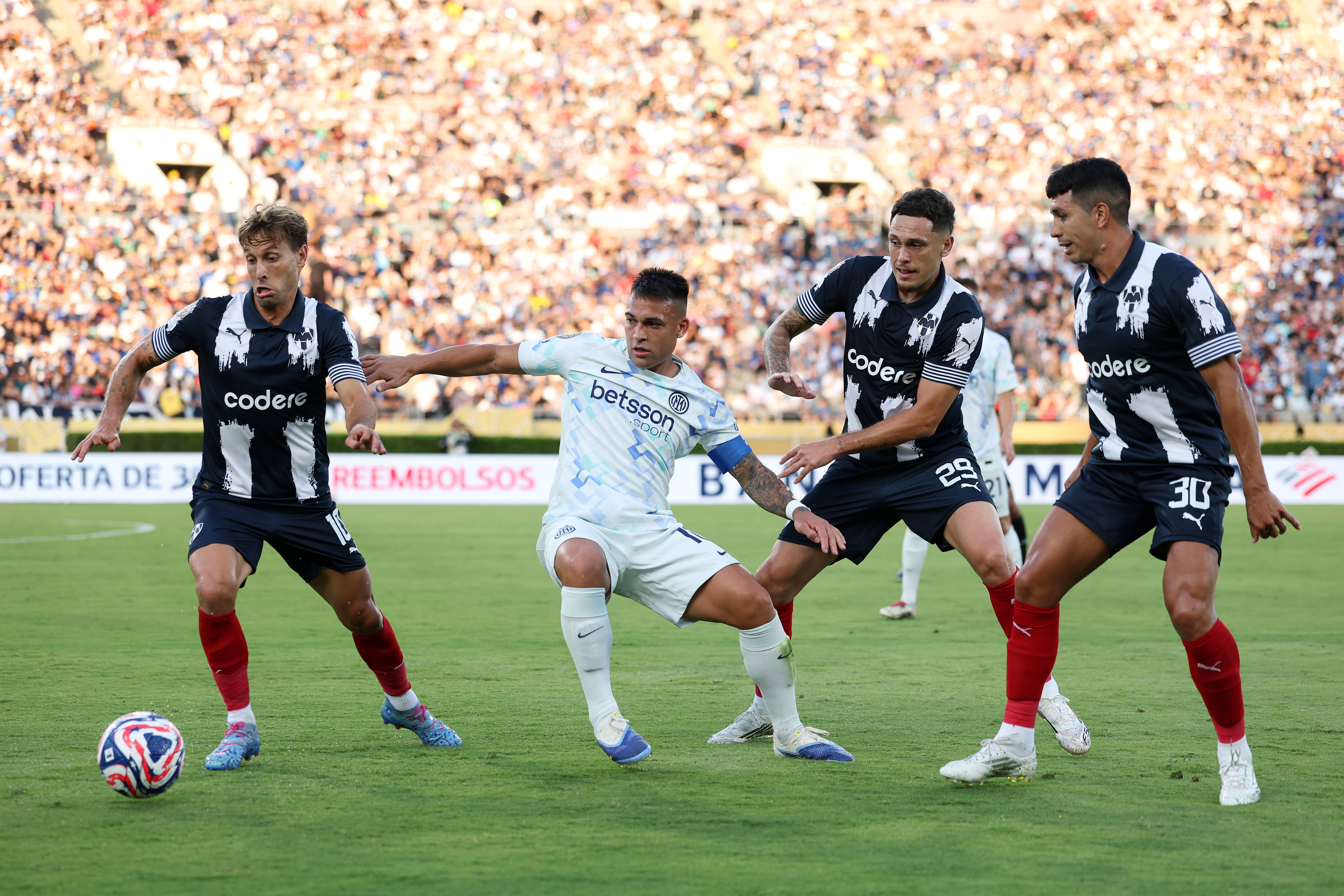 队长助攻助球队取得胜利，继续保持不败