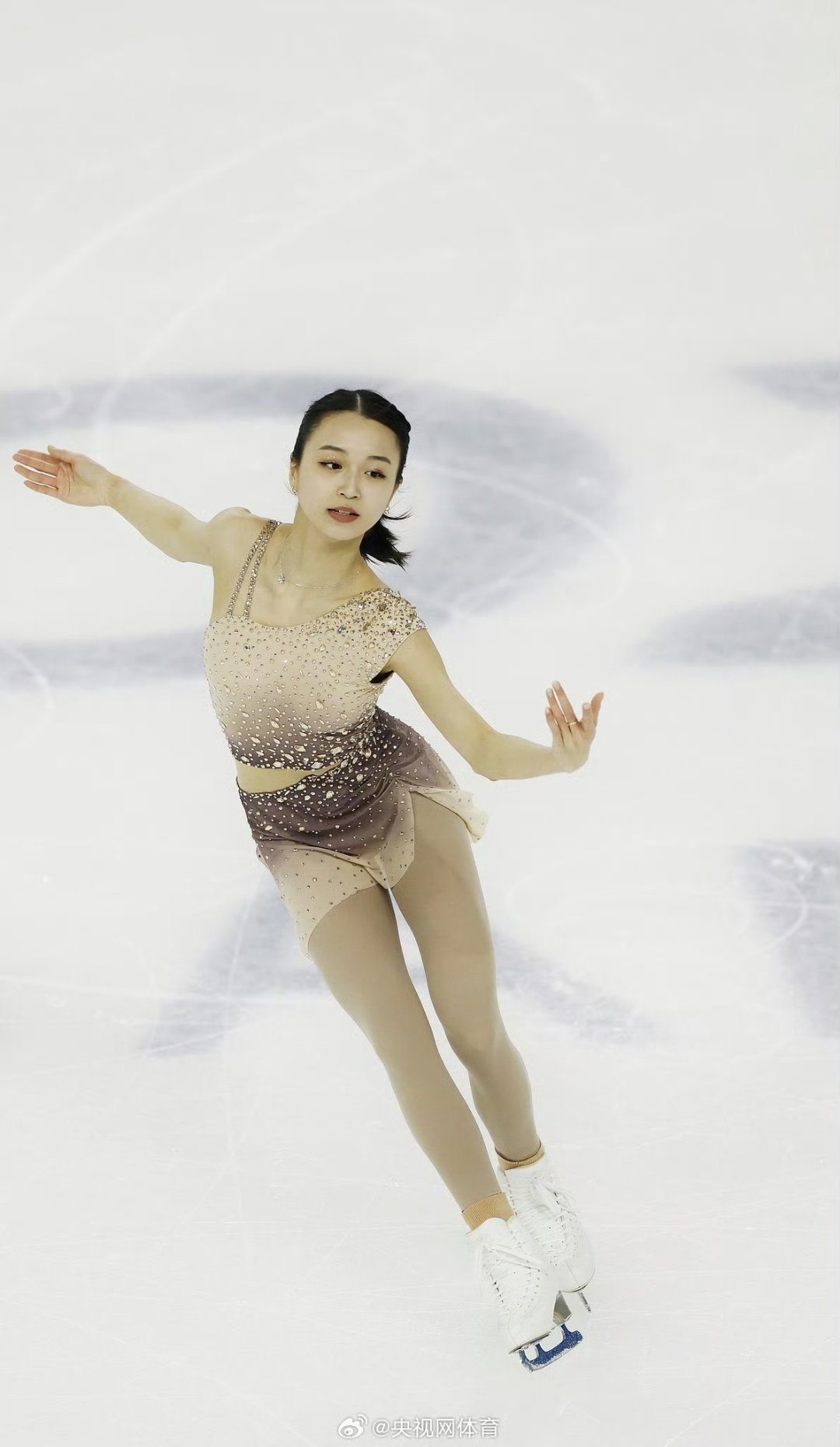 乐鱼体育-女选手花样滑冰惊艳登场，与对手携手合作的简单介绍